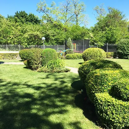 Garden View Apartment *